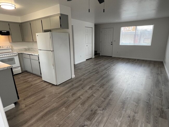 Building Photo - 851 NE A St