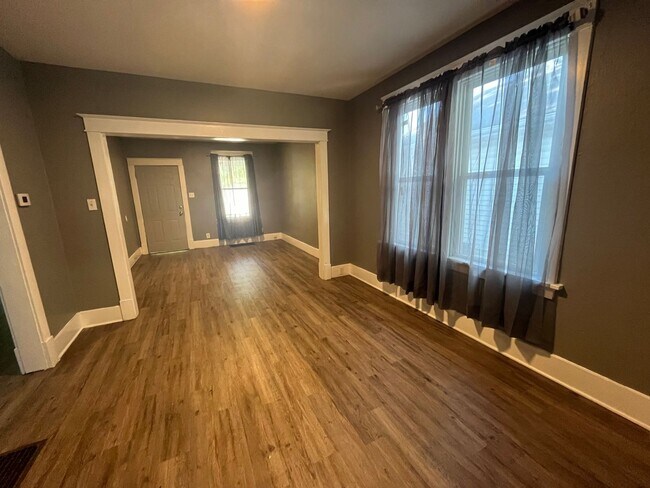 Building Photo - Two bedroom house in Alton