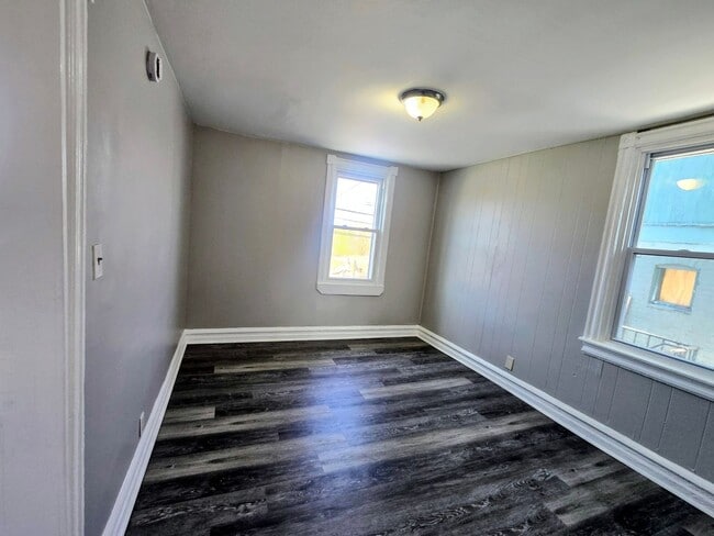 Building Photo - 514 Auburn St