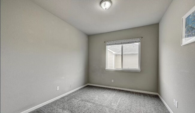 Building Photo - Charming town-home style condo Coming June 2026!