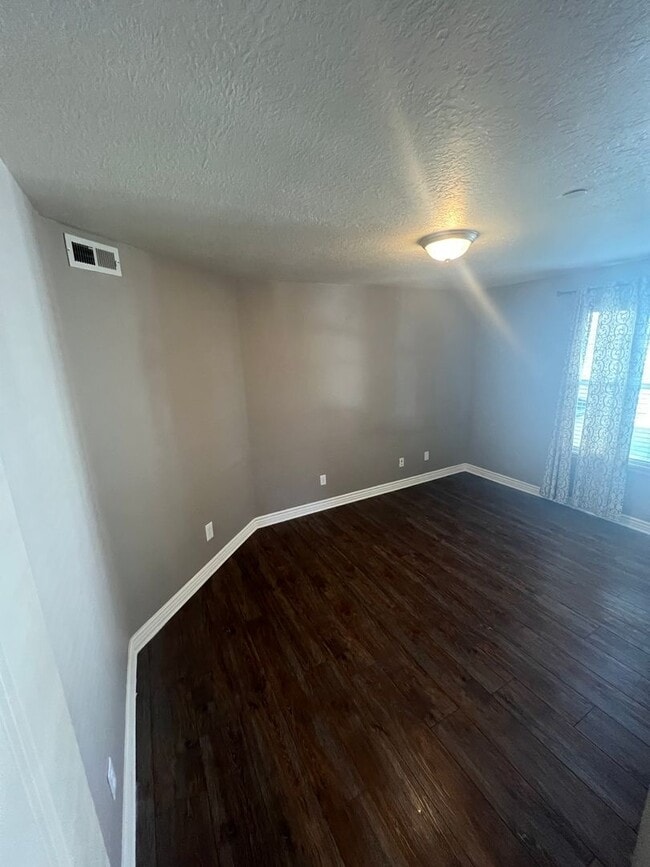 Building Photo - Beautiful Daybreak Condo