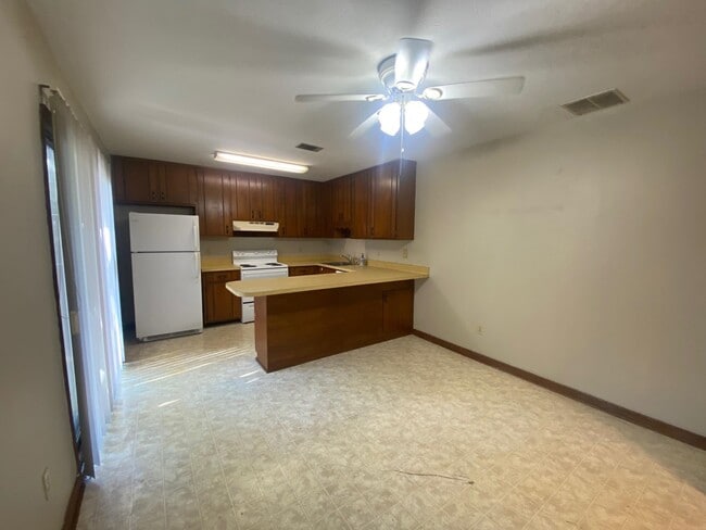 Building Photo - 2261 Claremont Ln