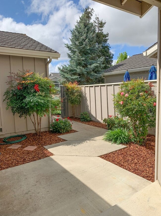 Building Photo - 2 Bedroom / 2.5 Bath Condo in Ridgemark