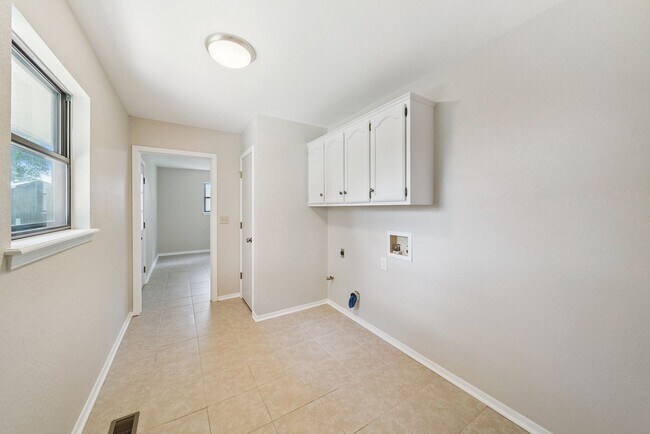 Building Photo - Spacious Single Story 4 Room Home + Sunroo...