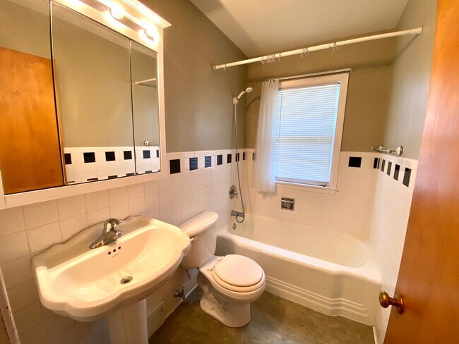 Building Photo - Gorgeous 5 Bed, 2 Bath House Near Concordia and MSUM!