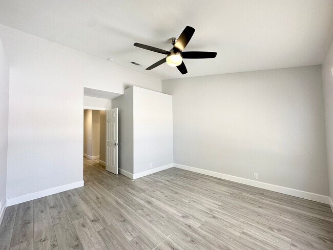 Building Photo - AVAILABLE NOW !! STUNNING 4 Bedroom 2 Bathroom POOL home in La Quinta
