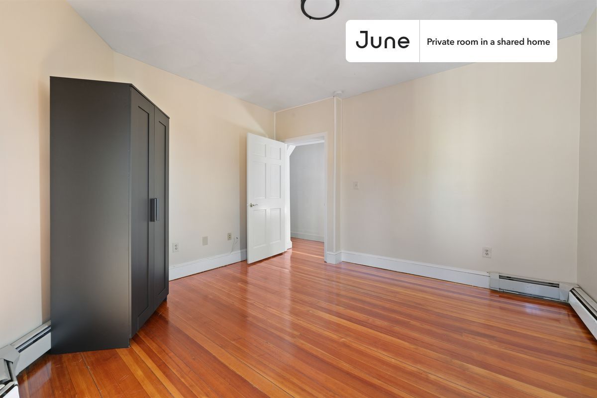 Building Photo - Room in Shared 4 bed/1 bath home