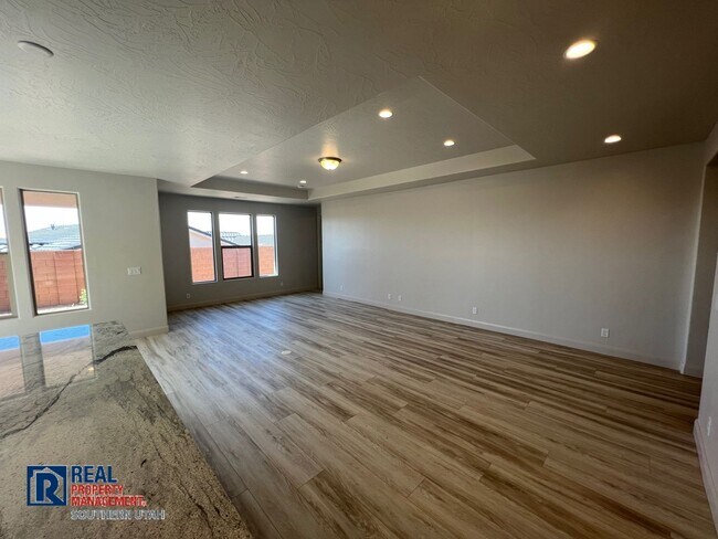 Building Photo - Newer home in Brio