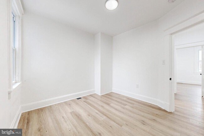Building Photo - 2320 W Lexington St