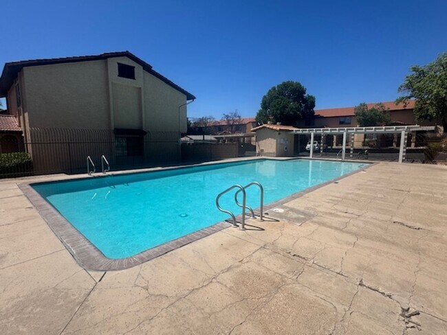 Building Photo - Colorview Townhome