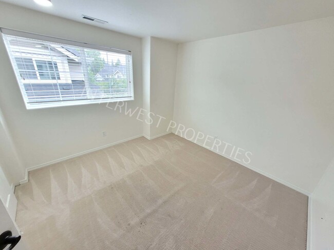 Building Photo - Beaverton 3 Bed 2.5ba Beautiful 2 Story Co...