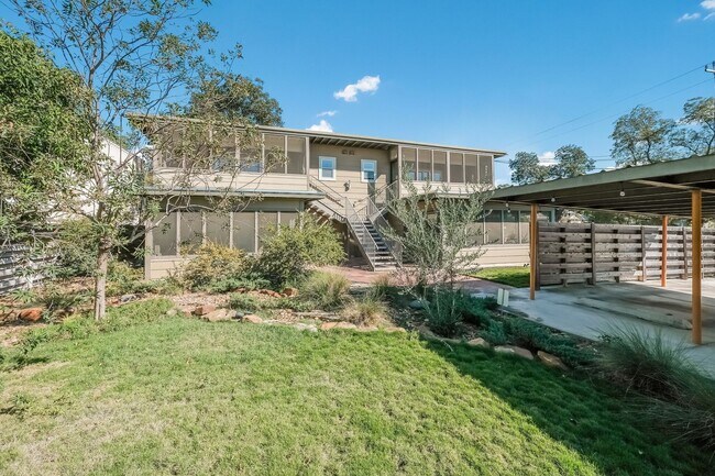 Building Photo - Renovated 1/1 Mid-Century Gem in Historic ...