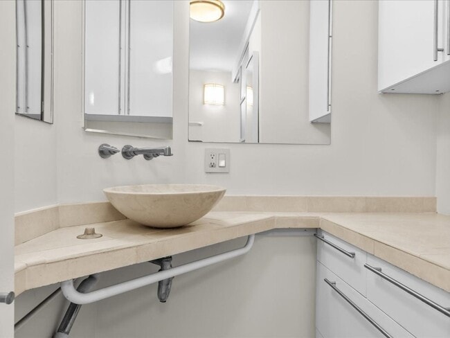 Building Photo - 65 E India Row