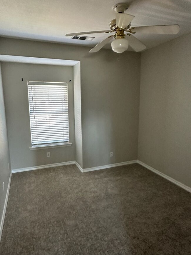 Building Photo - 511 Lone Oak Ct