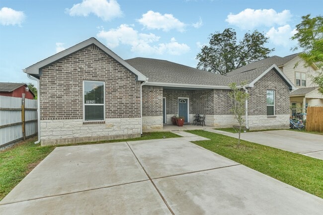 Building Photo - 7524 E Maxroy St