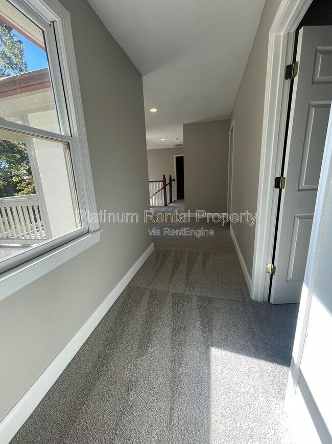 Building Photo - 1305 Smithdale Heights Dr