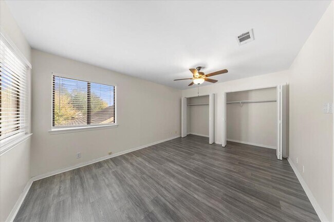 Building Photo - 10900 Crown Colony Dr