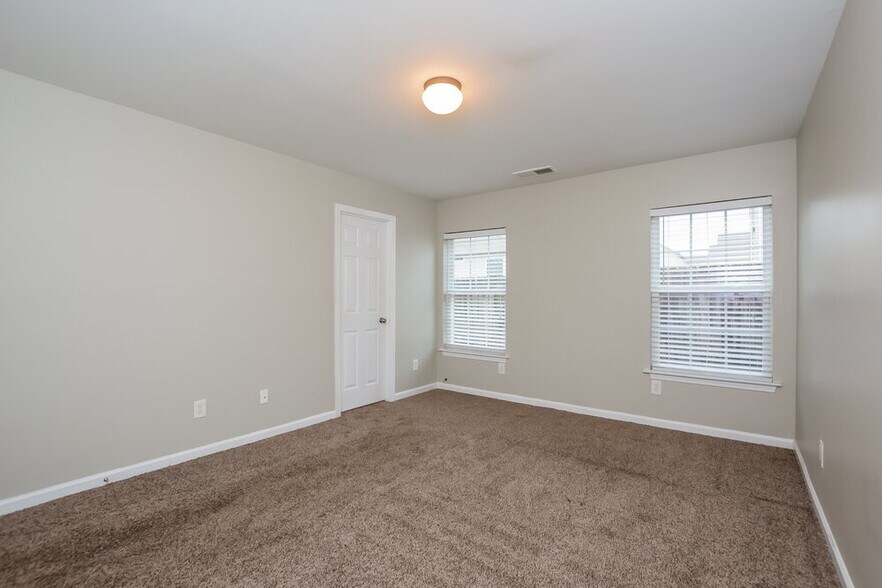 Building Photo - 5 Hill Crest Cir