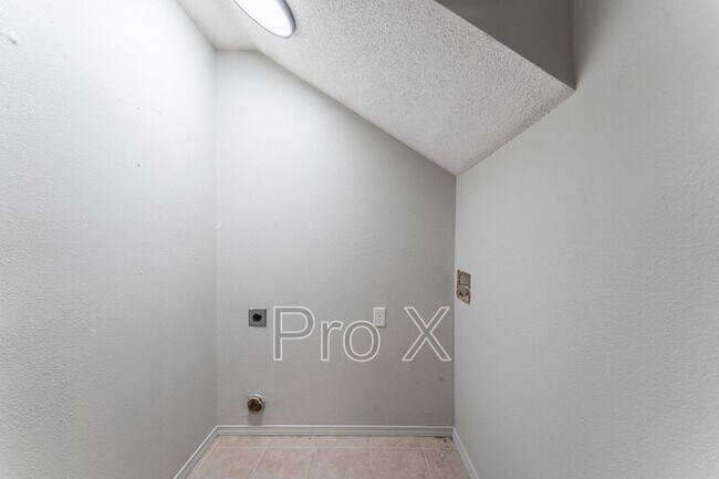 Building Photo - 3503 SW Victoria Pl