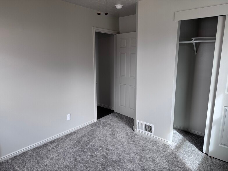 Building Photo - 3879 S 2050 W