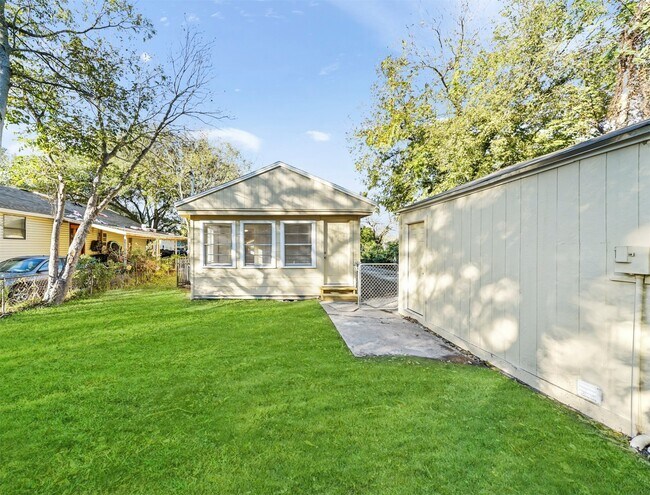 Building Photo - 203 W Hart Ave