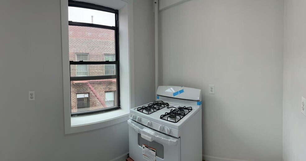 Building Photo - 6264 Saunders St