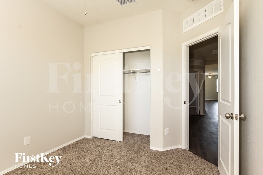 Building Photo - 2635 W Tamarisk Ave