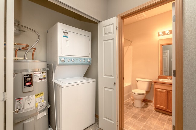 Building Photo - Low Maintenance Living 2 Bedroom Condo, Du...