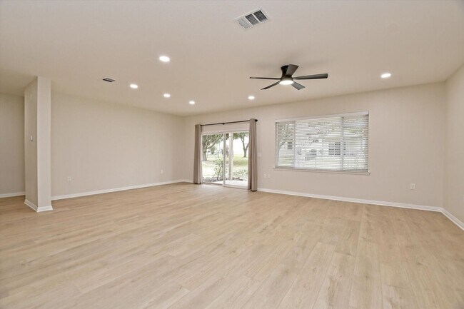 Building Photo - 405 Dawson Trail