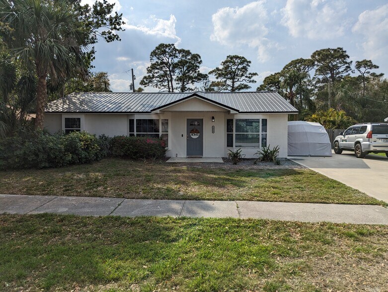 Building Photo - 2859 School Dr NE
