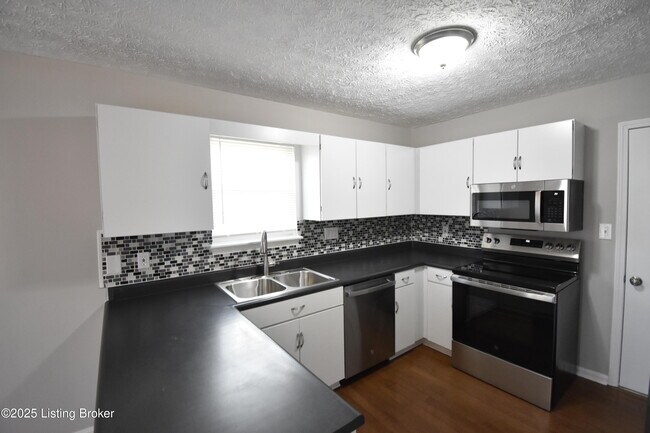 Building Photo - 4313 Hickoryview Dr