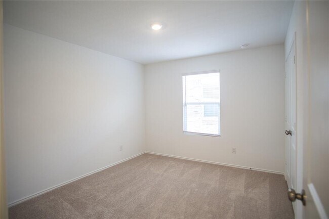Building Photo - 153 Sormonne Lp