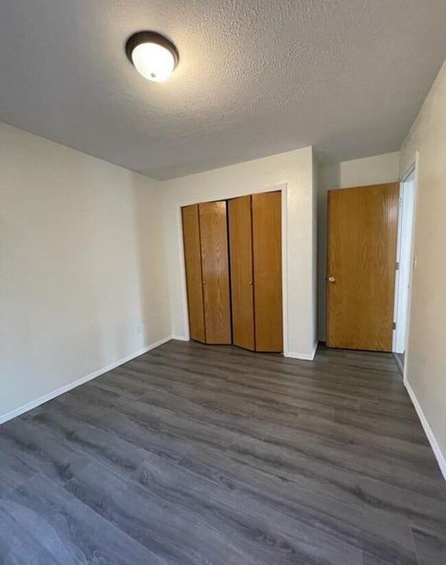 Building Photo - 627 NW Meadows Dr