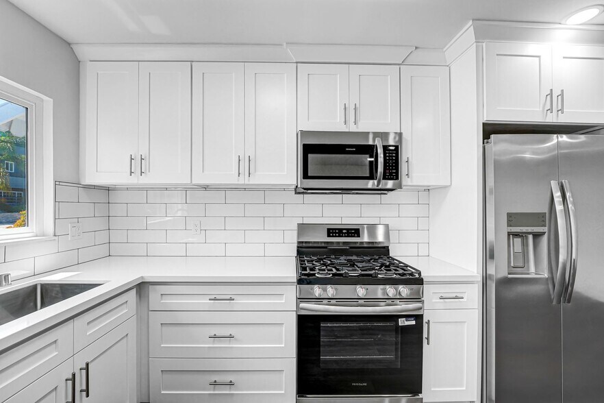Building Photo - 978 S Barrington Ave