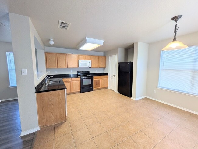 Building Photo - Very Nice 4 Bedroom Home In Convenient Northwest Location!