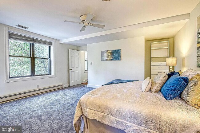 Building Photo - 400 E Cross St