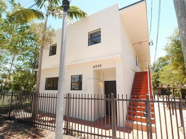 Building Photo - 6555 SW 59th Pl