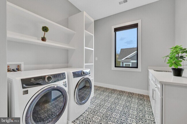 Building Photo - 1100 Balls Hill Rd