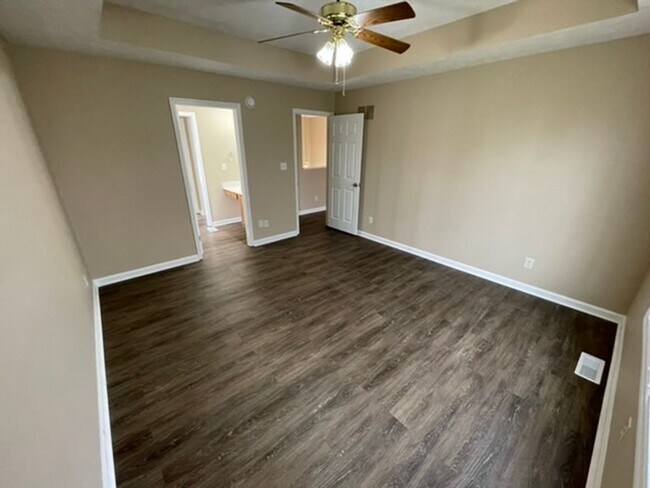 Building Photo - Large Home in Shelbyville For Rent