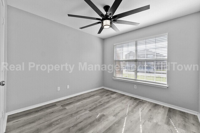 Building Photo - 2205 Bolivar Dr