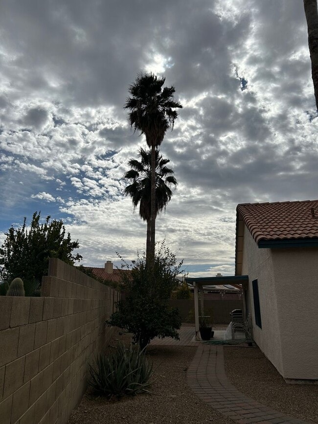 Building Photo - 7277 W Maple Ridge Dr