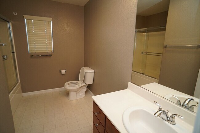 Building Photo - Spacious 4 bedroom 2.5 bathroom in Lincoln Crossing!
