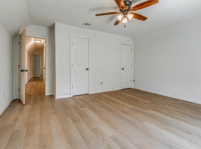 Building Photo - Beautiful 4 bedroom home. Country space, modern updates.