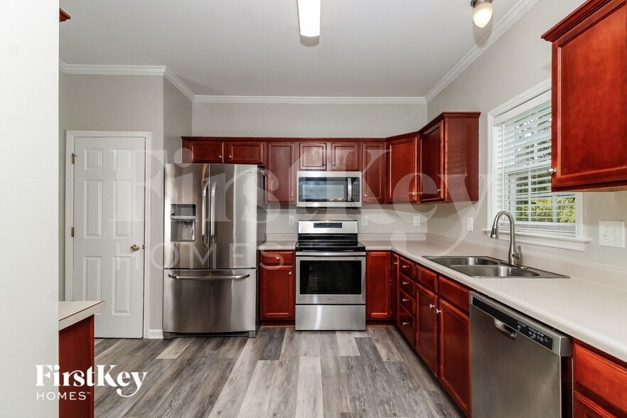 Building Photo - 6590 Lake Dale Way