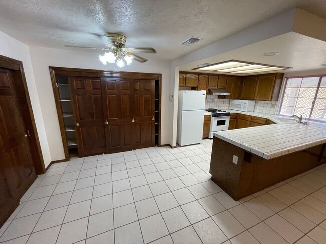 Building Photo - 4 BEDROOM APPLE VALLEY HOME