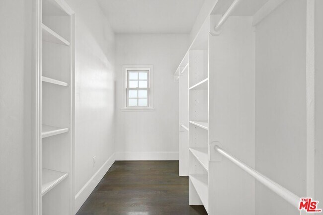 Building Photo - 11217 Kling St