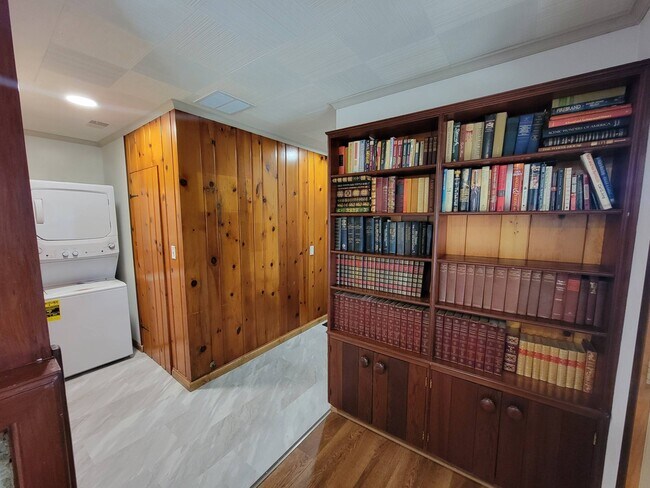 Building Photo - 477 Civitan St