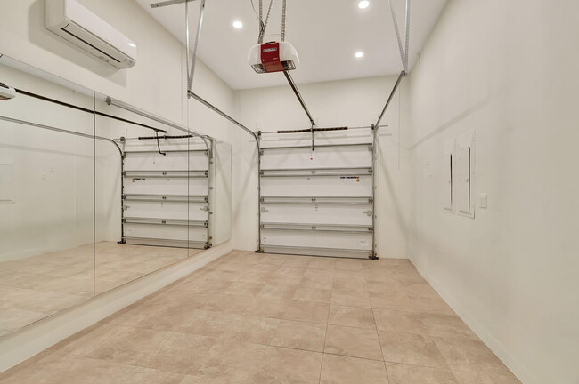 Building Photo - 953 Banyan Dr