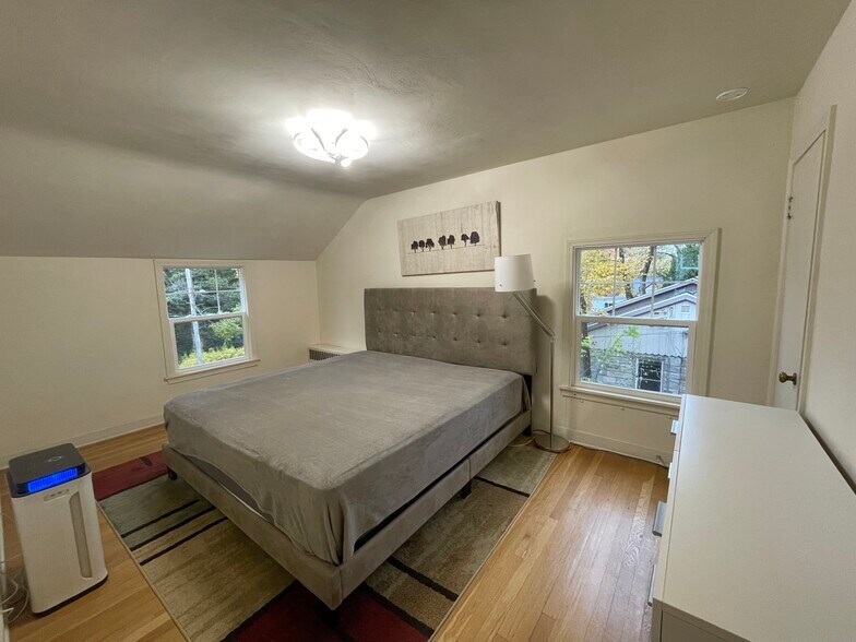 Building Photo - 206 Eastwood Ave