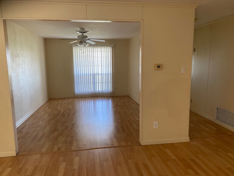 Building Photo - 857 Belmeade Dr